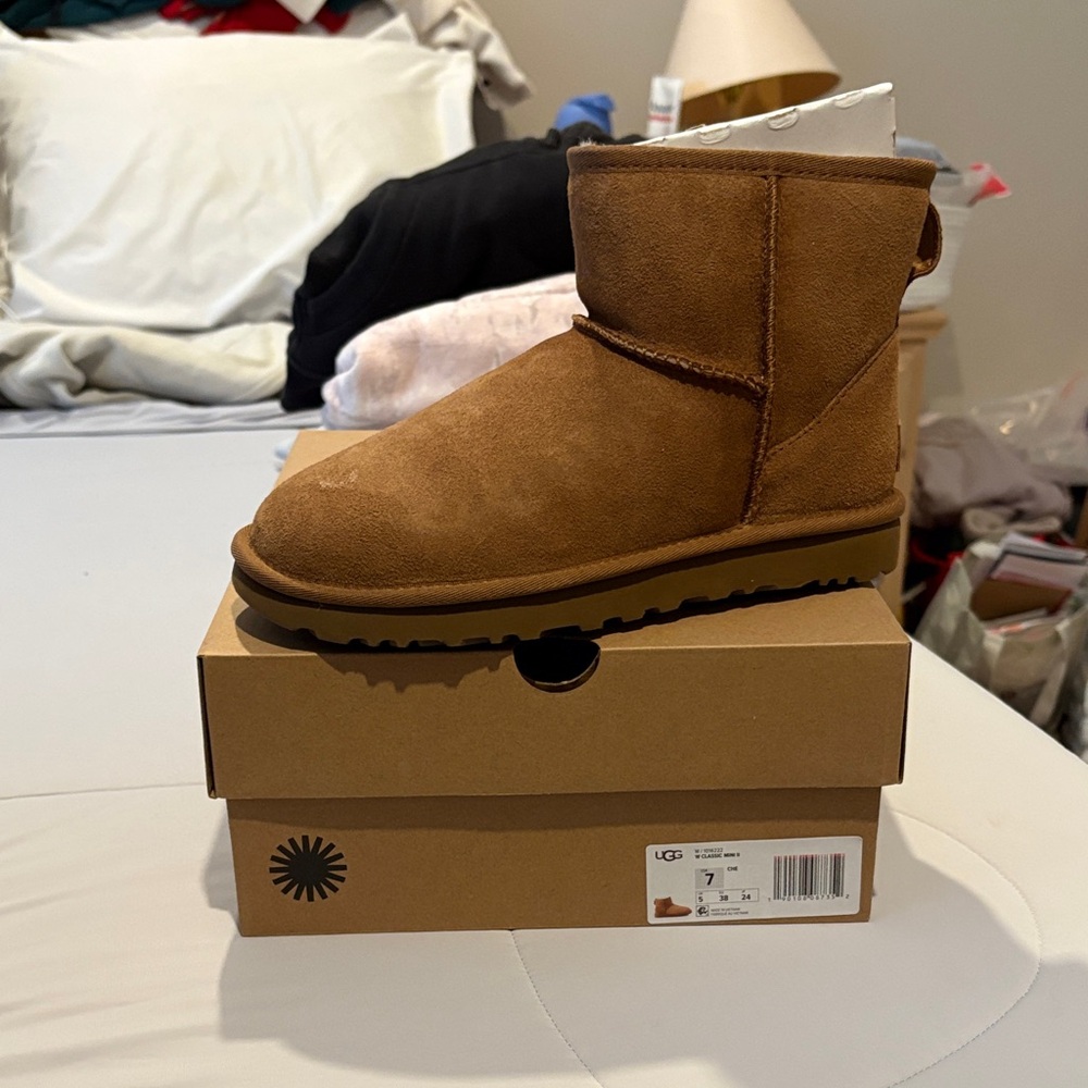 UGG women’s classic mini II boot - chestnut size 7 - new with box!